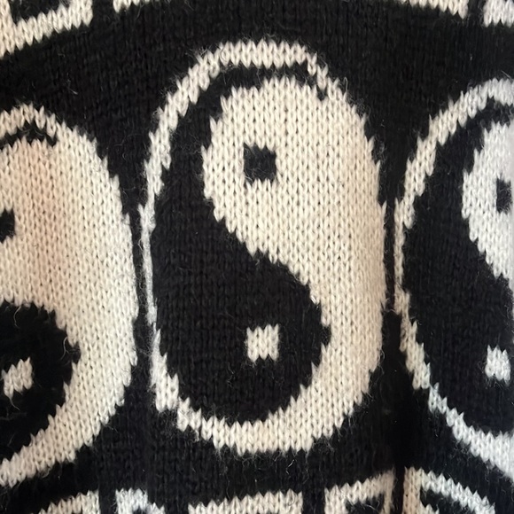 Yin Yang sweater - Picture 3 of 4